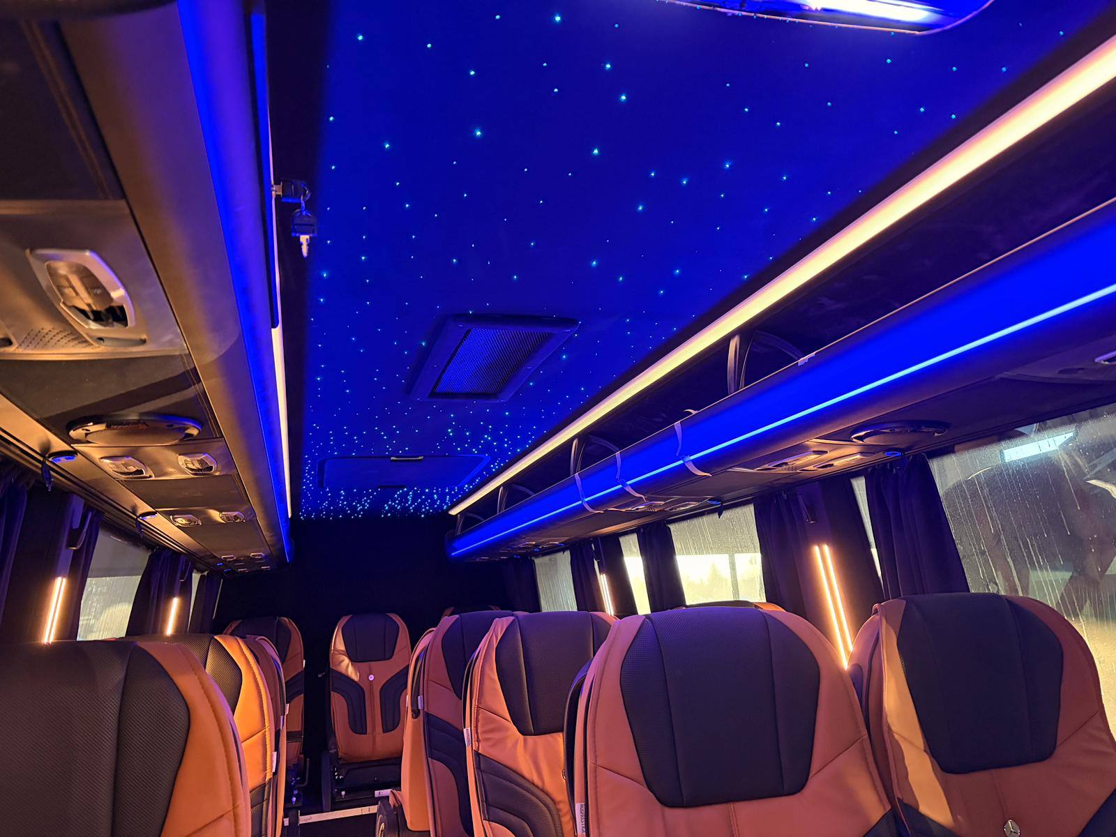 Innenraum des VIP-Sprinters mit Ledersesseln und Sternenhimmel